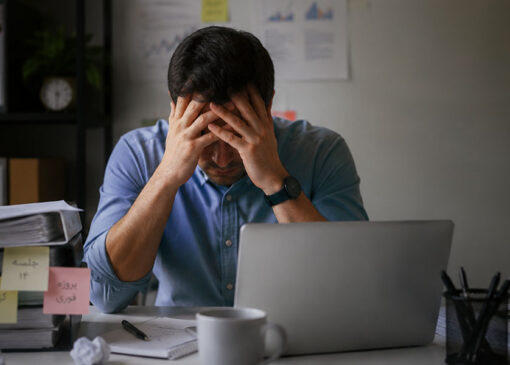 فرسودگی شغلی (Burnout) چیست؟ نشانه‌ها، علل و راهکارهای پیشگیری